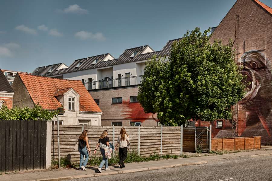 Wohnblock in Aalborg mit Fassadenverkleidung und Dachverkleidung aus Stahl